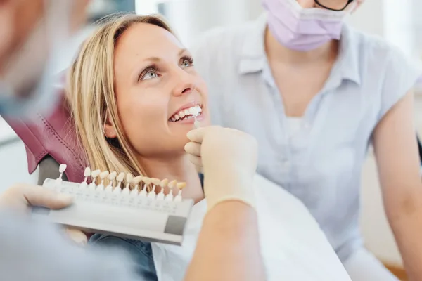 Ganzheitliches Bleaching — Zahnfarbenbestimmung vor der sanften Aufhellung