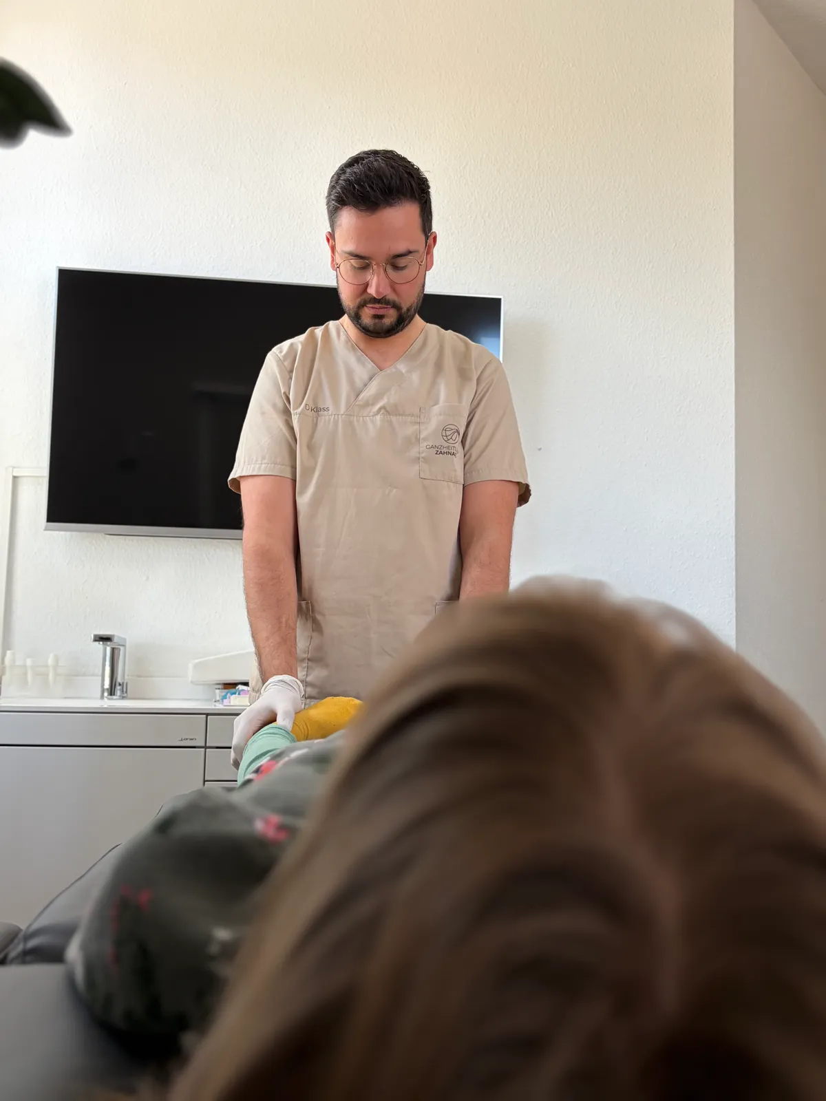 Dmitri Klass — Dentosophie-Behandlung in der ganzheitlichen Zahnarztpraxis Bad Schwartau
