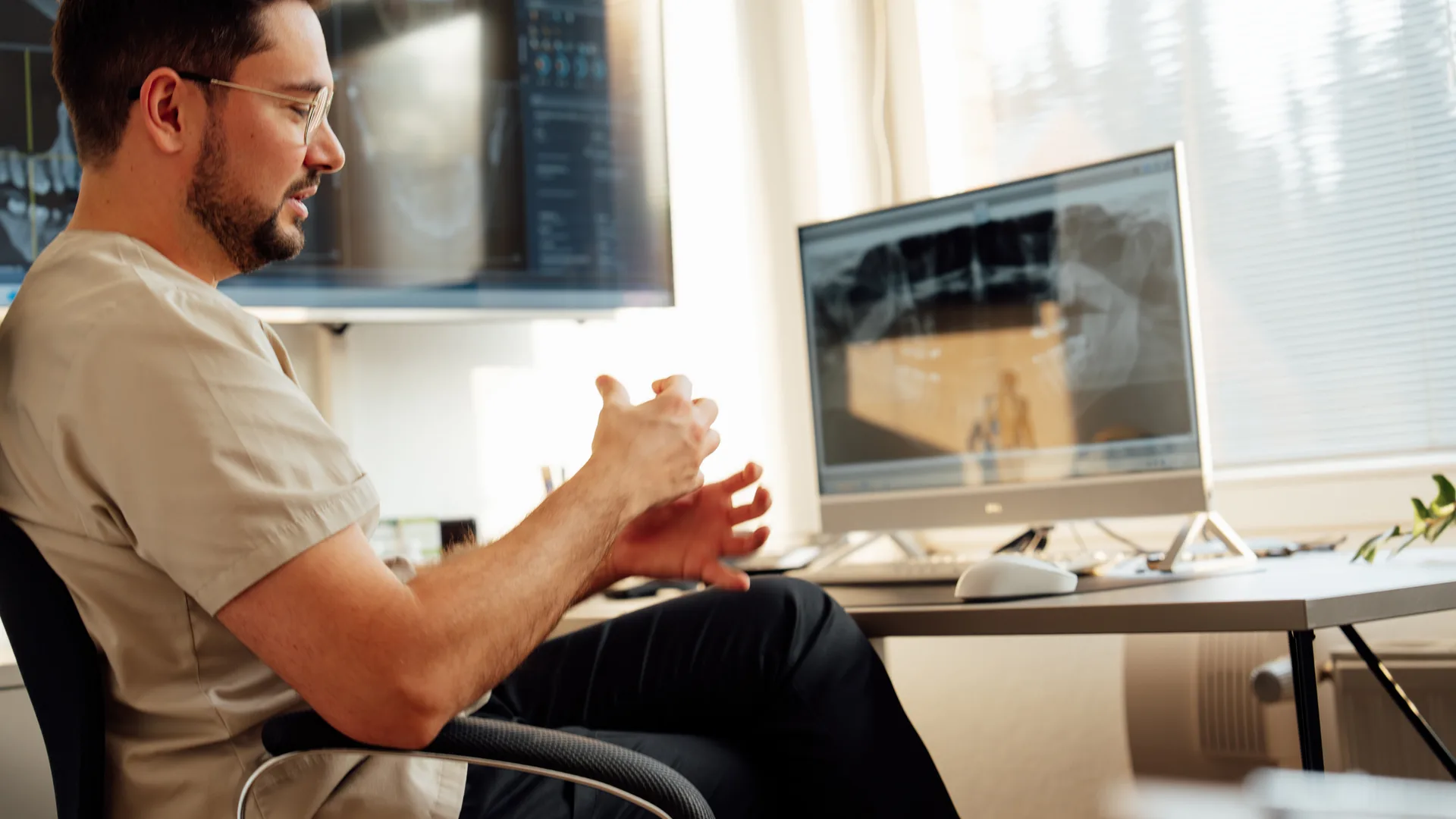 Dmitri Klass am Befund-Monitor — DVT-Auswertung