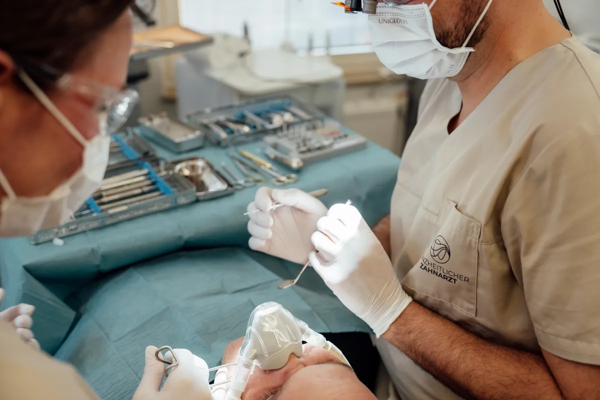 Behandlung in sechs Schritten — biologische Weisheitszahnentfernung