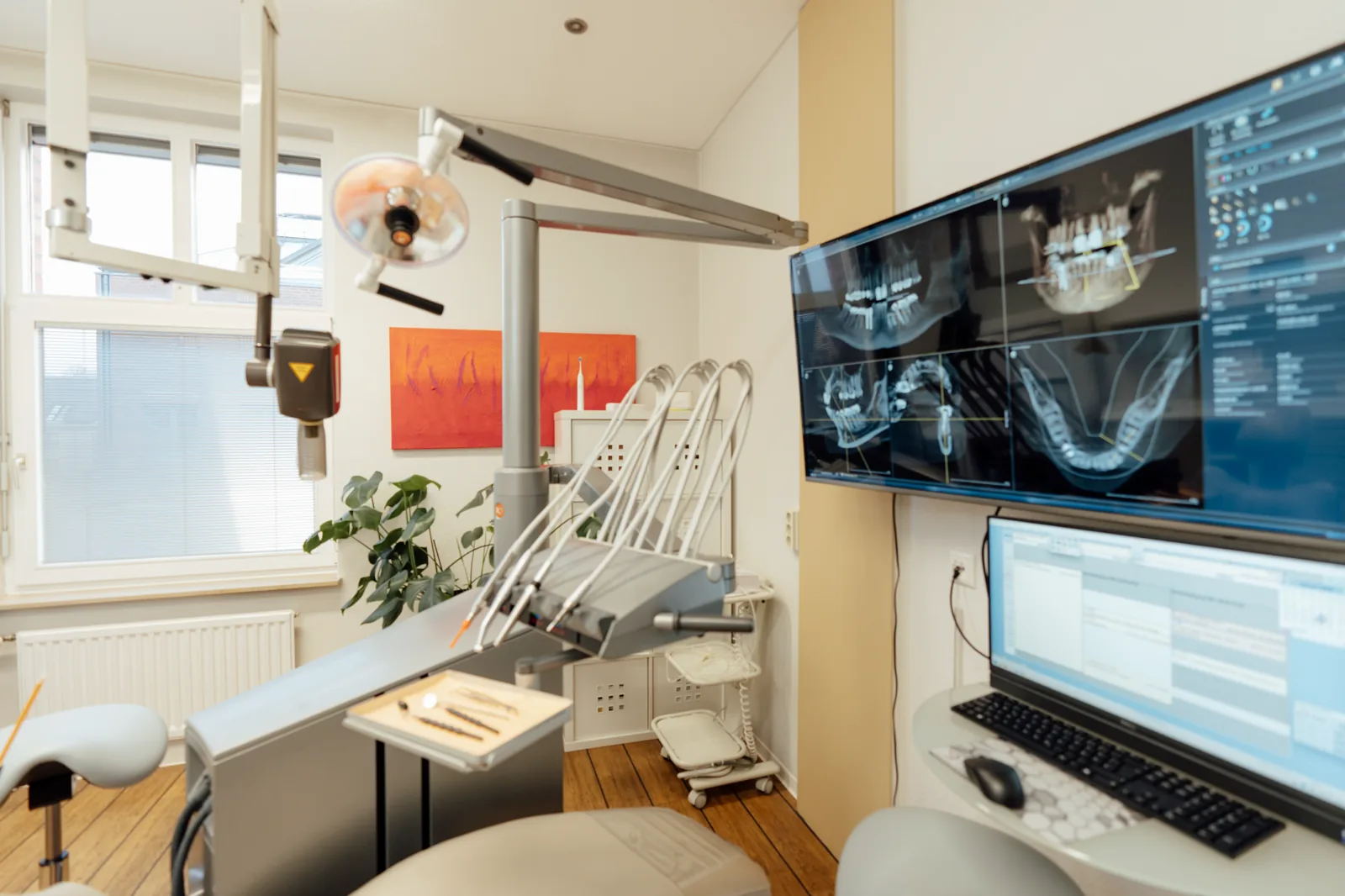 Behandlungszimmer mit digitaler 3D-Röntgendiagnostik