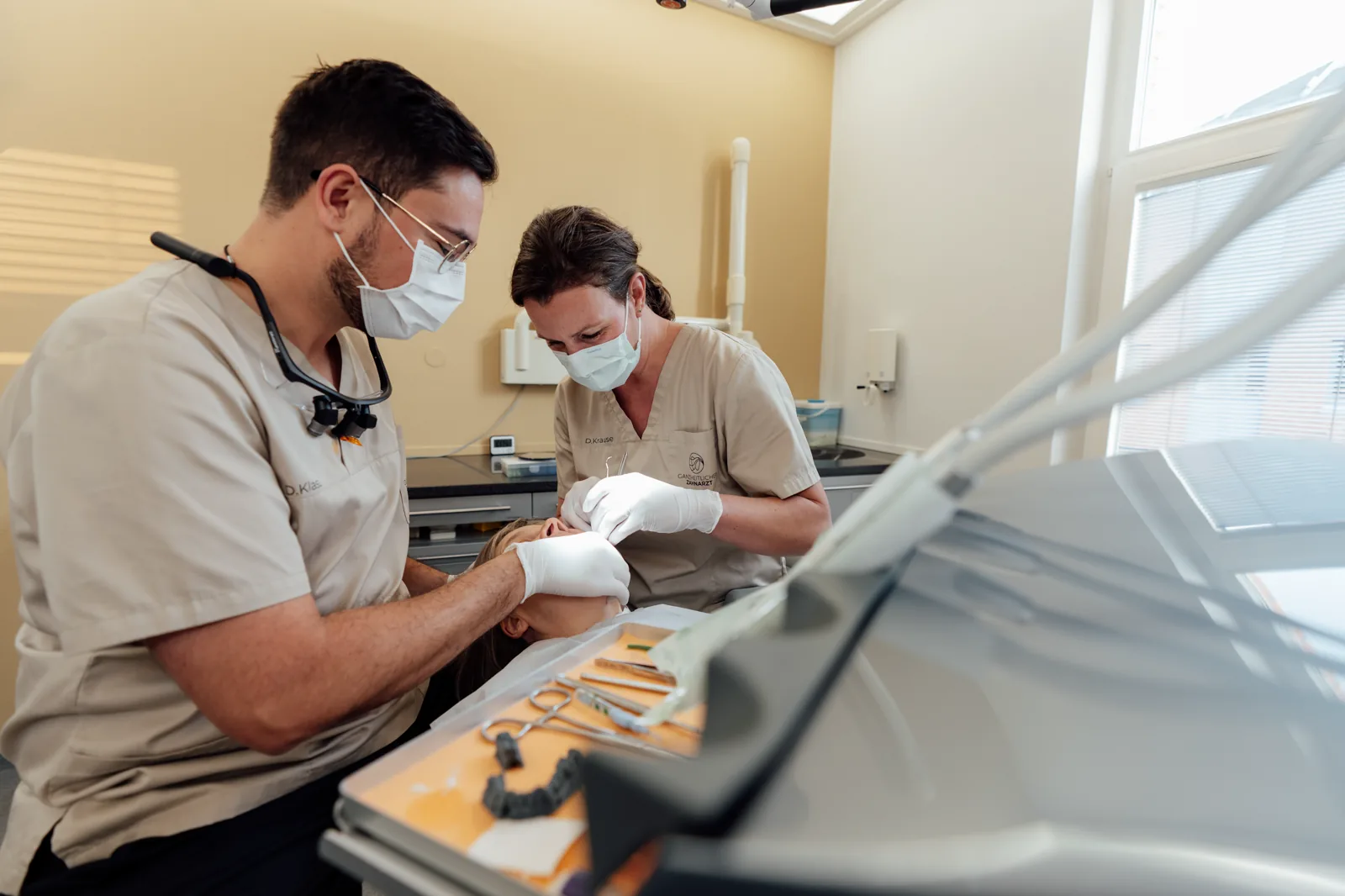 Dmitri Klass und Kollegin in konzentrierter Teamarbeit am Patienten