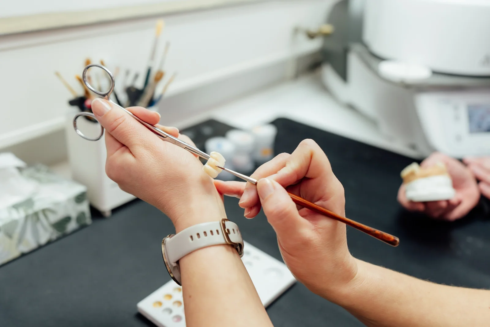 Präzise Handarbeit an vollkeramischen Restaurationen